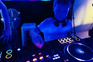 Una experiencia de DJ para 1 en Who is in da School en Simancas (Valladolid)