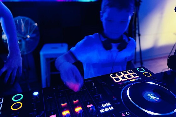 Una experiencia de DJ para 1 en Who is in da School en Simancas (Valladolid)