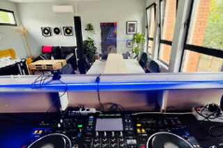 Una experiencia de DJ para 1 en Who is in da School en Simancas (Valladolid)
