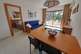 Una noche con desayuno para 2 y mascota en Aparthotel Golf Beach en Pals (Girona)