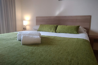 Una noche con desayuno para 2 y mascota en Aparthotel Golf Beach en Pals (Girona)
