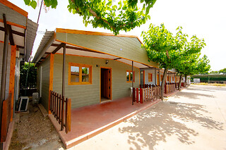 Una noche en cabaña para 4 en Camping Carlos III en La Carlota (Córdoba)