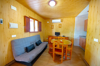 Una noche en cabaña para 4 en Camping Carlos III en La Carlota (Córdoba)