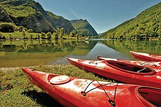 Canoa biplaza en Lago La Guingueta d'Aneu (Lleida)