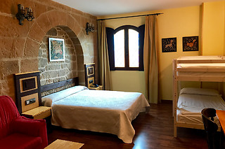 Dos noches con desayunos para 2 adultos y 1 niño en Hotel Castillo Bonavía*** en Pedrola (Zaragoza)