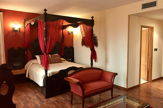 Una noche con desayuno para 2 adultos y 1 niño en Hotel Castillo Bonavía***  en Pedrola (Zaragoza)