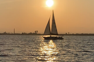 Un paseo en velero para pareja o grupo en Paseos Velero Valencia en Valencia