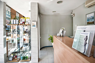 Un tratamiento facial con punta de diamante y vitamina C para 2 en Benestar Balmes en Barcelona