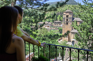 Dos noches en habitación superior con desayunos para 2 en Hotel Rural El Mirador de los Pirineos**** en Santa Cruz de la Serós (Huesca)