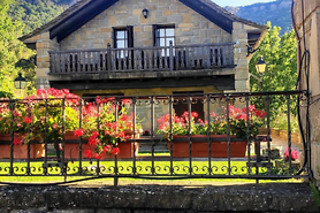 Dos noches en habitación superior con desayunos para 2 en Hotel Rural El Mirador de los Pirineos**** en Santa Cruz de la Serós (Huesca)