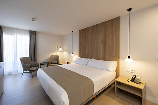 Dos noches con desayunos para 2 en Hotel H4 Cangas*** en Cangas de Morrazo (Pontevedra)