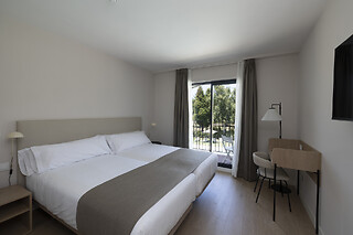 Dos noches con desayunos para 2 en Hotel H4 Cangas*** en Cangas de Morrazo (Pontevedra)