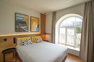 Una noche con desayuno + kit romántico para 2 en Sercotel El Balcón de la Bahía Suites en Santander