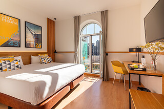 Una noche con desayuno + kit romántico para 2 en Sercotel El Balcón de la Bahía Suites en Santander
