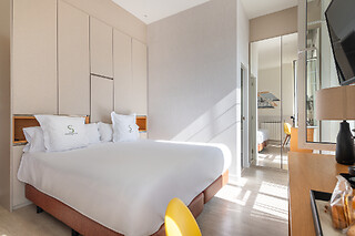 Una noche con desayuno + kit romántico para 2 en Sercotel El Balcón de la Bahía Suites en Santander