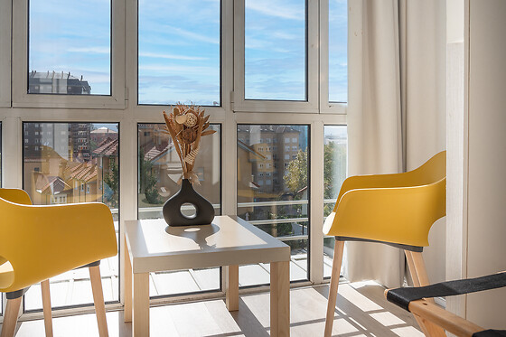 Una noche con desayuno + kit romántico para 2 en Sercotel El Balcón de la Bahía Suites en Santander