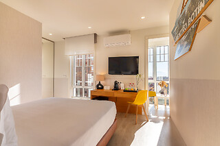 Una noche con desayuno + kit romántico para 2 en Sercotel El Balcón de la Bahía Suites en Santander