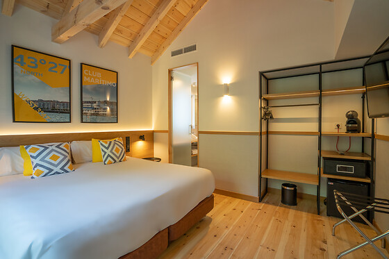 Una noche con desayuno + kit romántico para 2 en Sercotel El Balcón de la Bahía Suites en Santander