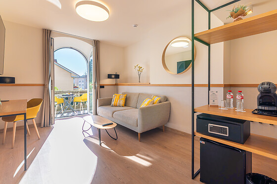 Una noche con desayuno + kit romántico para 2 en Sercotel El Balcón de la Bahía Suites en Santander