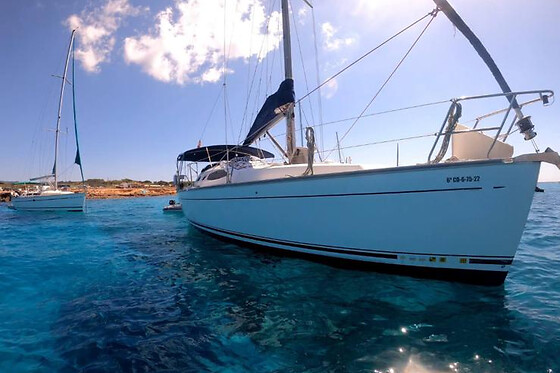 Dos noches en Velero Feeling 36  para grupo de 2 a 4 en Naútica Agua de Mar en Valencia