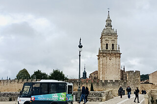 Un tour nocturno y acceso al Museo de la Historia de El Burgo De Osma para 1 en Mini-Bus Turístico Ecológico en Soria