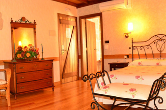 Una noche en habitación superior con desayuno para 2 en A Casa Antiga Do Monte en Lestrove (A Coruña)
