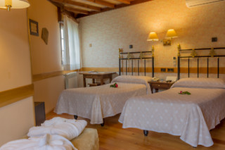 Una noche en habitación superior con desayuno para 2 en A Casa Antiga Do Monte en Lestrove (A Coruña)
