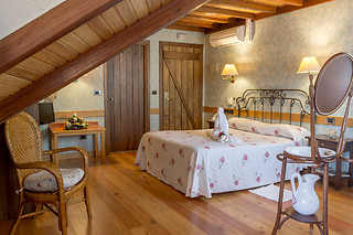 Una noche en habitación superior con desayuno para 2 en A Casa Antiga Do Monte en Lestrove (A Coruña)