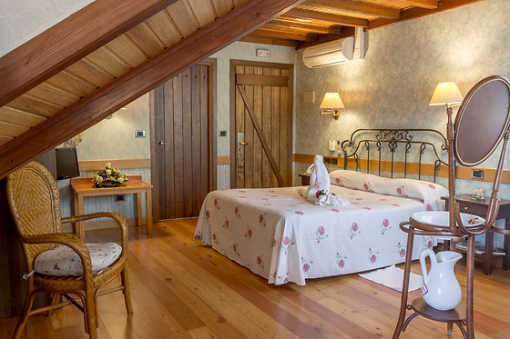 Una noche en habitación superior con desayuno para 2 en A Casa Antiga Do Monte en Lestrove (A Coruña)