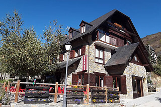 Una noche con desayuno para 2 adultos y 2 niños en Hotelet de Betlan en Betlan (Lleida)