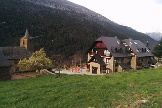 Una noche con desayuno para 2 adultos y 2 niños en Hotelet de Betlan en Betlan (Lleida)
