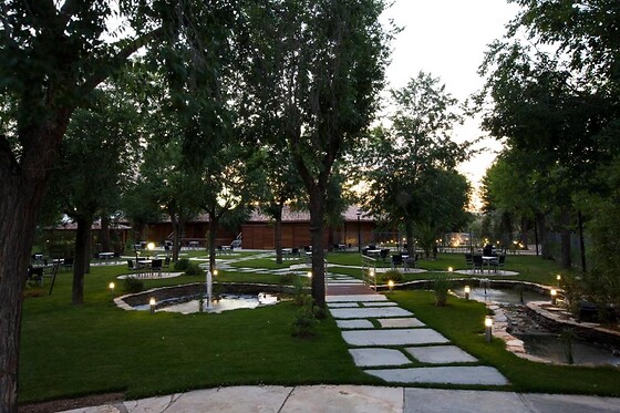 Una noche en bungalow suite con cena para 2 en Complejo la Cigüeña en Arganda del Rey (Madrid)