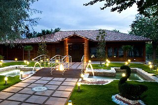 Una noche en bungalow suite con cena para 2 en Complejo la Cigüeña en Arganda del Rey (Madrid)