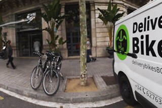 Un tour privado con delivery en bicicleta classic para 2 en Delivery Bikes BCN en Calella (Barcelona)