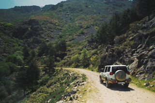 Una ruta exclusiva en 4x4 por el Valle del Ambroz y picnic para 2 en Vive Ambroz en Hervás (Cáceres)