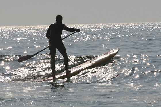 Dos clases grupales de surf o de paddle surf en Suances (Cantabria)