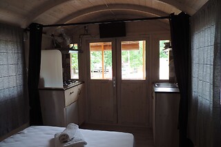 Dos noches en bungalow vagón de tren con desayunos para 2 adultos y 1 niño en Camping Alguer - Bungalow Vagón de tren en Les Planes D´Hostoles (Girona)