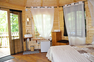 Una noche con desayuno en la cabaña para 2 adultos y 1 niño en Camping Alguer - Cabañas en los árboles en Les Planes D´Hostoles (Girona)