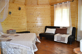 Una noche con desayuno en la cabaña para 2 adultos y 1 niño en Camping Alguer - Cabañas en los árboles en Les Planes D´Hostoles (Girona)
