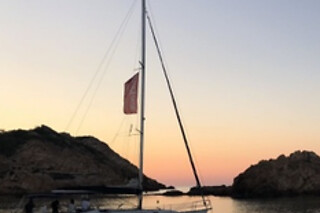 Un crucero compartido en velero con Cava & Snacks para 1 en Tur Tur Experience en Barcelona