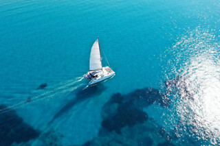 Un crucero compartido en velero con Cava & Snacks para 1 en Tur Tur Experience en Barcelona