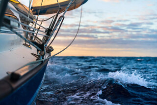Un crucero compartido en velero con Cava & Snacks para 1 en Tur Tur Experience en Barcelona