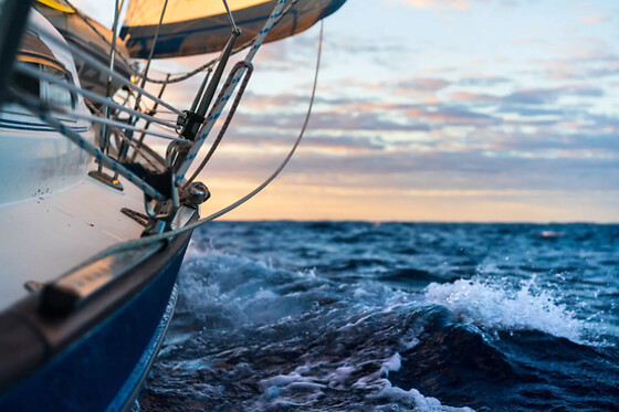 Un crucero compartido en velero con Cava & Snacks para 1 en Tur Tur Experience en Barcelona