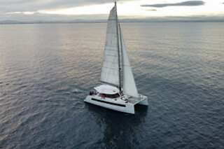 Un crucero compartido en velero con Cava & Snacks para 1 en Tur Tur Experience en Barcelona