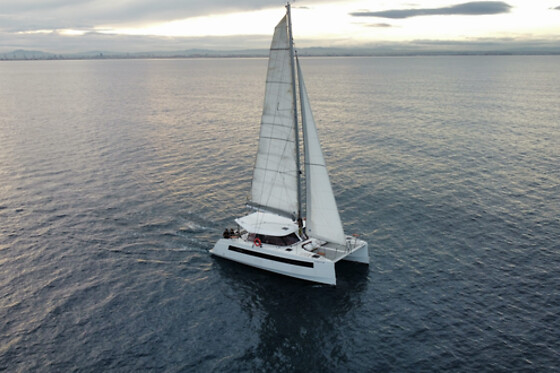 Un crucero compartido en velero con Cava & Snacks para 1 en Tur Tur Experience en Barcelona