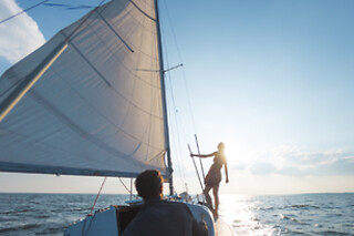 Un crucero compartido en velero con Cava & Snacks para 1 en Tur Tur Experience en Barcelona