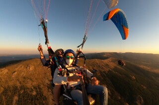 Un vuelo térmico de montaña en parapente para 2 en Airparapente en Alarilla (Guadalajara)