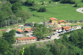 Entrada al parque de aventuras en Ruente (Cantabria)