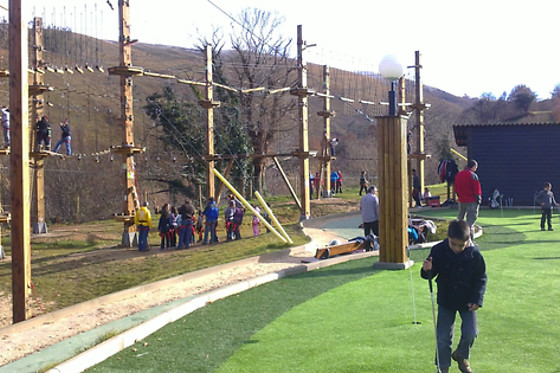 Entrada al parque de aventuras en Ruente (Cantabria)