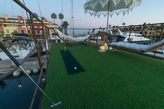 Una noche en una casa flotante para 3 en La Maison de la Mer en Sotogrande (Cádiz)